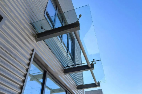 城西为什么要给钢结构雨棚打孔！